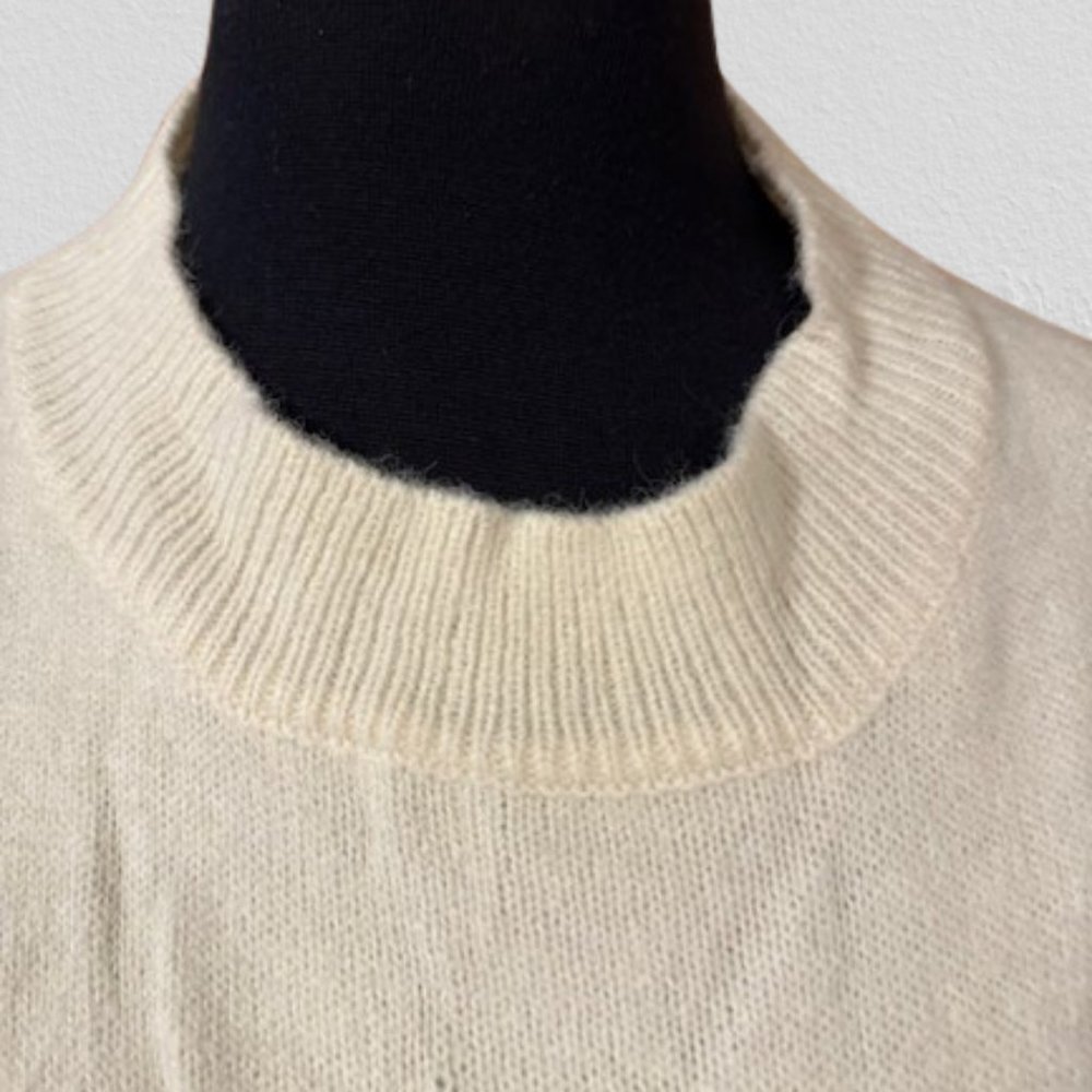 Main Strip Ivory Fuzzy Heart Sweater (2) 4282 NWT Boutique - Picture 3 of 7